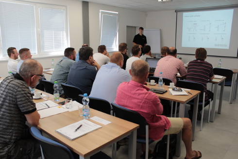 Odborny seminar v TIC 2 Robotika a prumysl  4.0 v lakovani